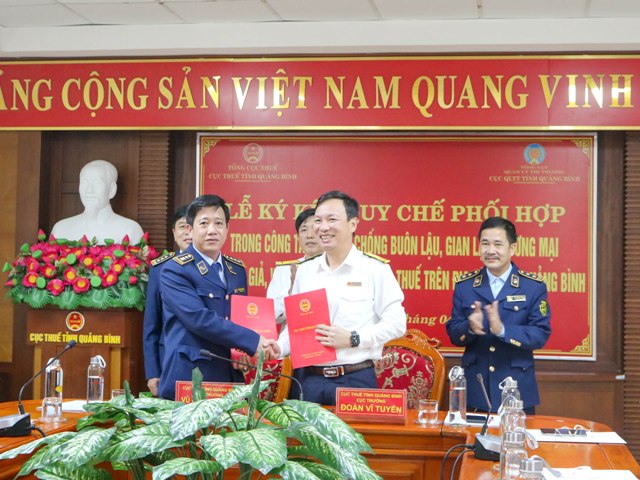 Ông Vũ Quang Thắng – Cục trưởng Cục QLTT tỉnh và Ông Đoàn Vĩ Tuyến – Cục trưởng Cục Thuế tỉnh ký quy chế phối hợp.