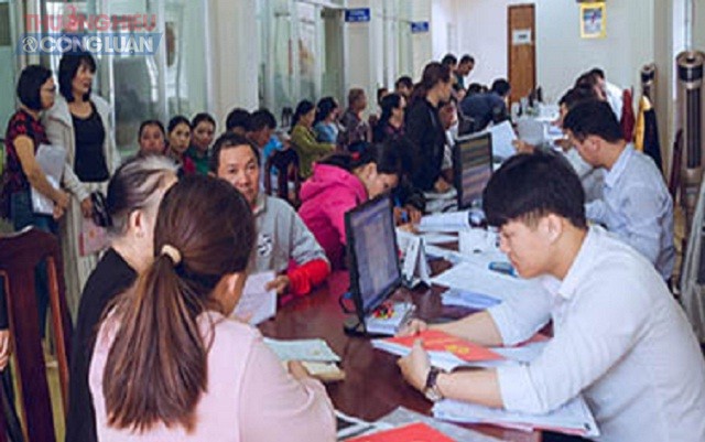 Phòng Công chứng số 1 (Sở Tư pháp Bình Định) là đơn vị có người có thu nhập tăng thêm cao nhất tỉnh Bình Định. Trong ảnh: Khách hàng giao dịch tại Phòng Công chứng số 1.