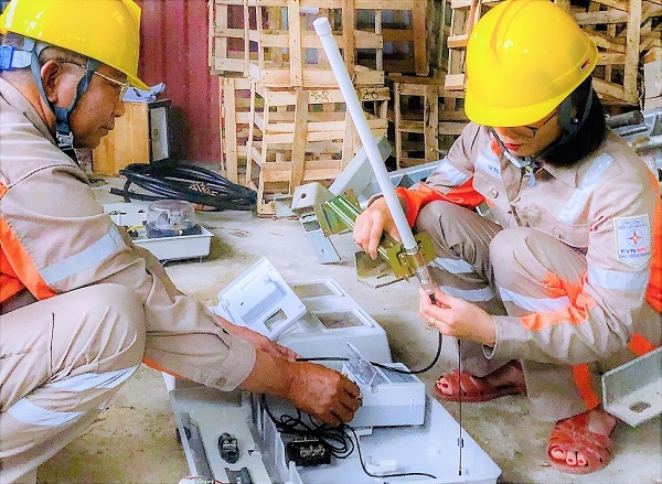 Công nhân kiểm tra thiết bị công tơ điện tử kết hợp đo xa trước khi lắp đặt và đưa vào vận hành