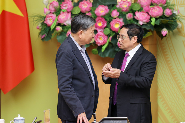 Thủ tướng Phạm Minh Chính trao đổi với Bộ trưởng Bộ Công Tô Lâm tại phiên họp