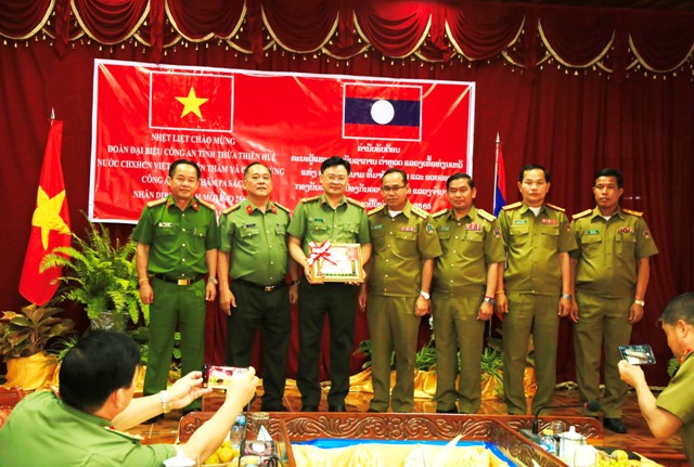 Đại tá Nguyễn Thanh Tuấn, Giám đốc Công an tỉnh Thừa Thiên Huế nhận Huy chương Lao động do Chính phủ Lào trao tặng