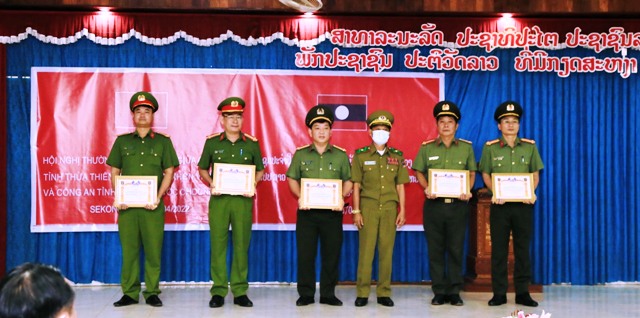 Giám đốc Công an tỉnh Sê Kông tặng Giấy khen cho nhiều tập thể và cá nhân Công an tỉnh Thừa Thiên Huế