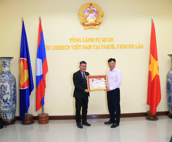 ... Đại tá Nguyễn Thanh Tuấn (mặc áo trắng) Giám đốc Công an tỉnh Thừa Thiên Huế thăm Tổng Lãnh sự Việt Nam tại Paksé