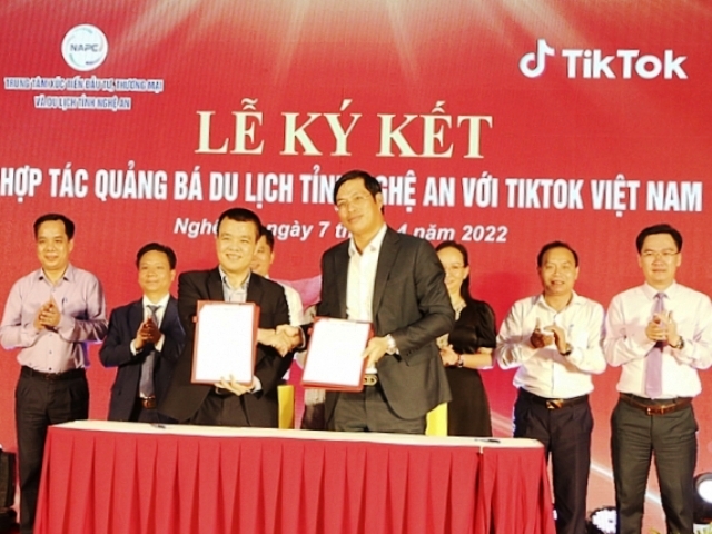 Trung tâm xúc tiến Đầu tư, Thương mại và Du lịch Nghệ An cùng TikTok Việt Nam ký kết chương trình hợp tác.