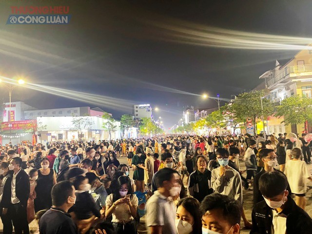 Tối 08/04/2022, phố đi bộ đầu tiên tại TP. Vinh (Nghệ An) được chính thức đi vào hoạt động thu hút rất đông người dân, du khách trải nghiệm