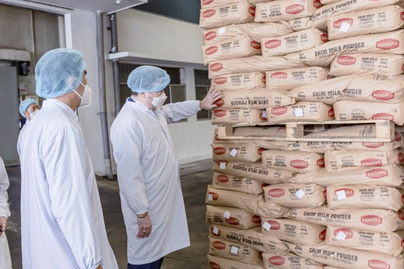 Sữa bột nguyên liệu được Vinamilk nhập khẩu từ Hoa Kỳ, đảm bảo tiêu chuẩn chất lượng