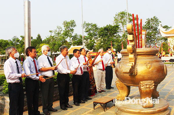 Các đồng chí lãnh đạo tỉnh, lãnh đạo H.Trảng Bom dâng hương tại Lễ giỗ Tổ Hùng Vương năm 2022 ở Công viên Văn hóa Hùng Vương, TT.Trảng Bom. Ảnh: Báo Đồng Nai