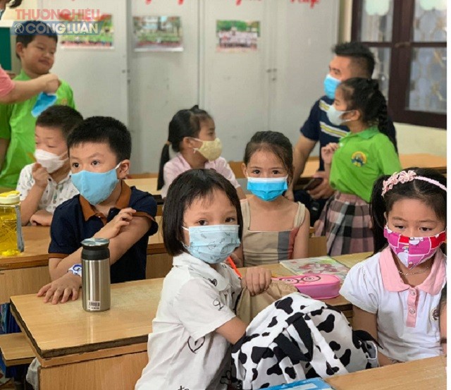 Các em học sinh lớp 1 trường Tiểu học Điện Biên 2, TP. Thanh Hóa đến trường trong mùa dịch Covid-19.