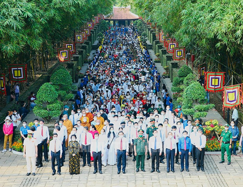 Đoàn đại biểu TP. Hồ Chí Minh cùng nhân dân tham gia lễ Giổ Tổ Hùng Vương.
