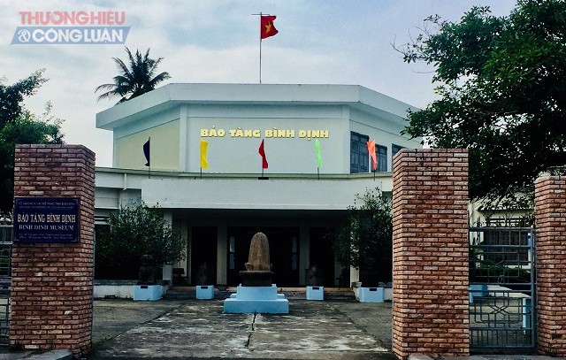 Bảo tàng tổng hợp Bình Định được xây mới không chỉ đáp ứng nguyện vọng của Đảng bộ, chính quyền, nhân dân Bình Định, mà còn góp phần để du lịch Bình Định ngày càng phát triển. Trong ảnh: Hiện trạng mặt tiền Bảo tàng tỉnh Bình Định. Bảo tàng tổng hợp Bình Định được xây mới không chỉ đáp ứng nguyện vọng của Đảng bộ, chính quyền, nhân dân Bình Định, mà còn góp phần để du lịch Bình Định ngày càng phát triển. Trong ảnh: Hiện trạng mặt tiền Bảo tàng tỉnh Bình Định.