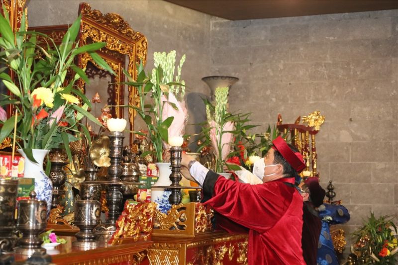 Ông Trần Việt Trường cùng các lãnh đạo và đại biểu thực hiện nghi lễ dâng hương tưởng niệm Vua Hùng và các bậc tiền nhân.