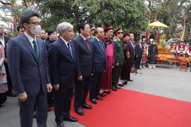 Chủ tịch nước Nguyễn Xuân Phúc cùng đoàn đại biểu về dâng hương tưởng niệm các vua Hùng (Ảnh: Hoan Nguyễn)