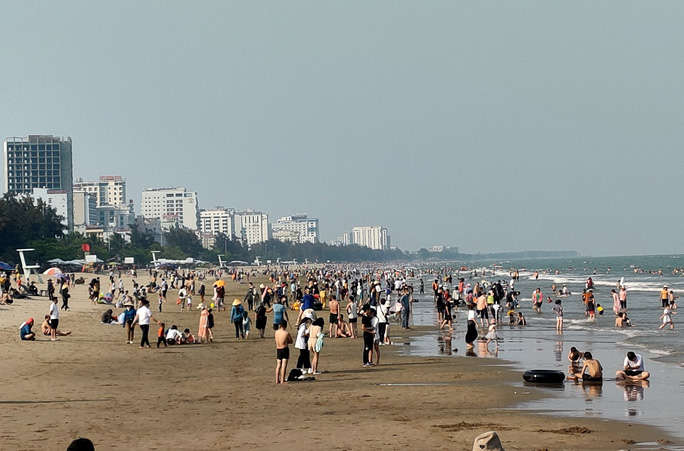 Hàng chục ngàn du khách đổ về biển Sầm Sơn.