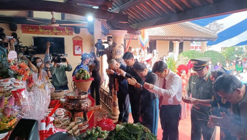 Các lãnh đạo tỉnh Đắk Lắk dâng vật phẩm, thắp hương tại bàn thờ các Vua Hùng.