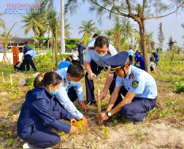 Lãnh đạo, cán bộ, công chức, người lao Cục QLTT Quảng Ngãi đang trồng cây xanh.