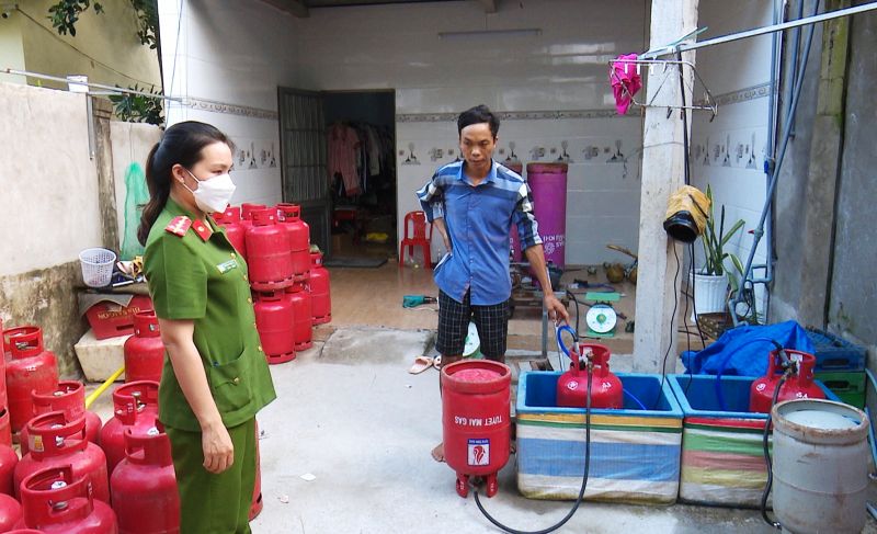 Ông Lê Văn Hiển và bộ dụng cụ sang chiết gas trái pháp luật (nguồn ảnh Dân Việt)