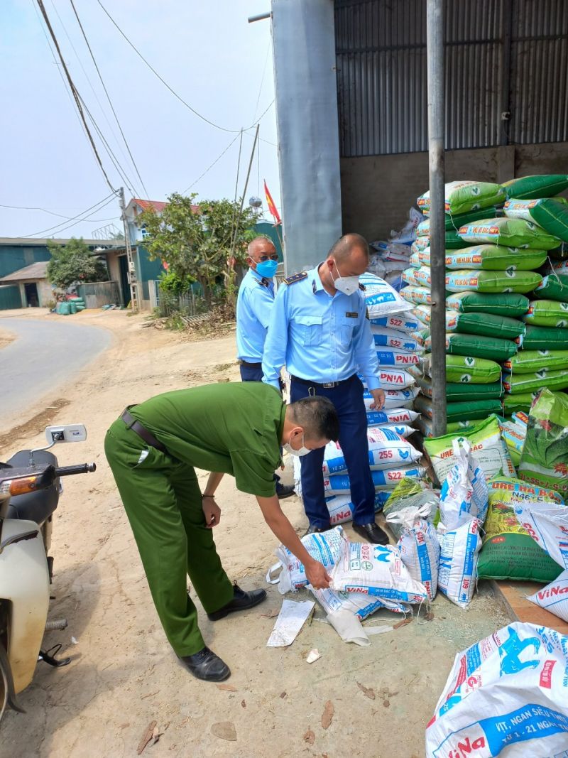 Lực lượng chức năng tỉnh Sơn La vừa kiểm tra, xử lý cơ sở kinh doanh 5 tấn thức ăn chăn nuôi hết hạn sử dụng.