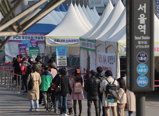 Người dân xếp hàng chờ xét nghiệm Covid-19 tại Seoul, Hàn Quốc, ngày 4/4/2022 (Ảnh: Yonhap/ TTXVN)