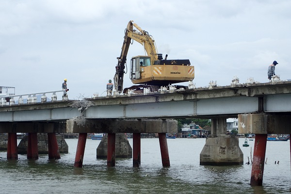 Phá dỡ cầu Xóm Bóng (ảnh chụp ngày 7/4/2022)