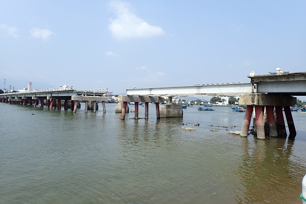 Cầu Xóm Bóng đang bị phá dỡ (ảnh chụp ngày 12/4/2022)