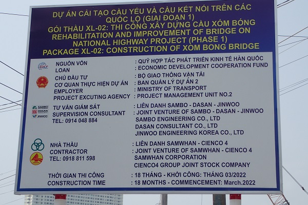 Bảnh thông tin dự án cầu Xóm Bóng được dựng trước cổng vào công trường (chụp ngày 12/4/2022)