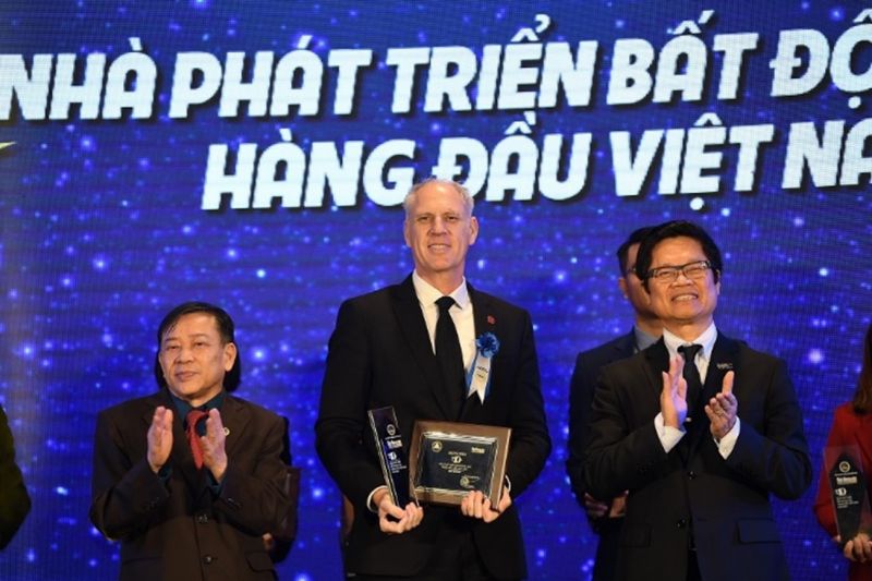 Đại diện Tập đoàn BRG nhận giải “Top 10 Nhà Phát Triển Bất Động Sản Hàng Đầu Việt Nam năm 2021”