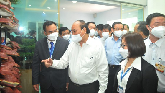 Lãnh đạo Khu Nông nghiệp công nghệ cao TPHCM giới thiệu các sản phẩm với Chủ tịch nước Nguyễn Xuân Phúc