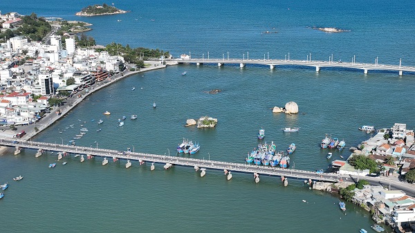 Cầu Xóm Bóng- Nha Trang (dưới) chụp ngày 25/3/2022 khi chưa đóng cầu để phá dỡ