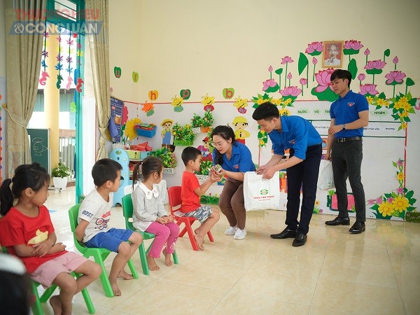 Nhựa Tiền Phong cũng trao tặng 40 suất học bổng cho các em học sinh nghèo