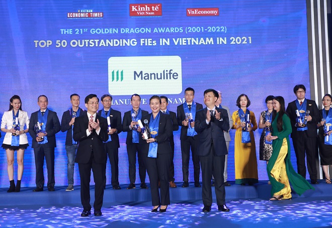 Bà Marilyn Wang, Giám đốc Khối Tiếp thị & Truyền thông, đại diện Manulife Việt Nam nhận giải thưởng