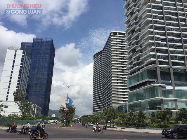 Nhiều khách sạn ở khu vực dọc biển Quy Nhơn công suất phòng đạt 85 - 90%. Trong ảnh: Hệ thống khách sạn khu vực ngã ba An Dương Vương – Nguyễn Trung Tín, TP Quy Nhơn.