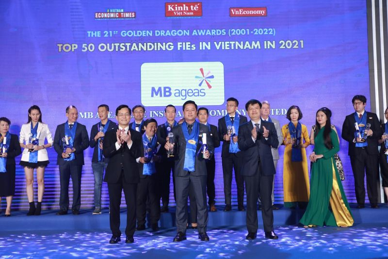 Đại diện MB Ageas Life - ông Lê Phạm Duy, Phó Tổng giám đốc nhận giải thưởng