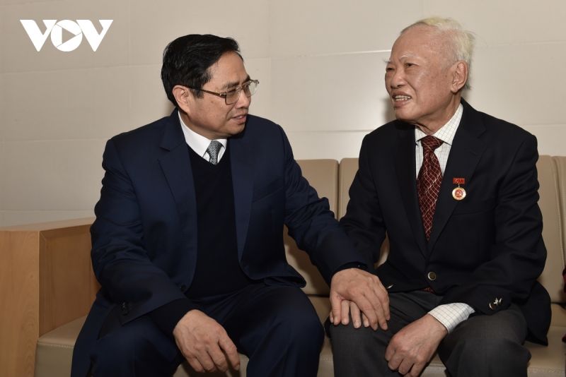 Nguyên Phó Thủ tướng Vũ Khoan và Thủ tướng Phạm Minh Chính tại buổi lễ trao Huy hiệu 60 năm tuổi Đảng tặng ông Vũ Khoan