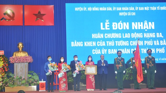 hủ tịch nước Nguyễn Xuân Phúc trao tặng Huân chương Lao động hạng Ba cho Đảng bộ, chính quyền và nhân dân huyện Củ Chi