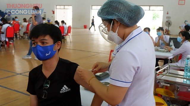 Khoảng 165.570 trẻ em từ đủ 5 tuổi đến dưới 12 tuổi trên địa bàn tỉnh Bình Định sẽ được tiêm vắc xin phòng Covid-19. Trong ảnh: Cán bộ y tế TP Quy Nhơn, tỉnh Bình Định đang tiêm vắc xin phòng Covid-19.