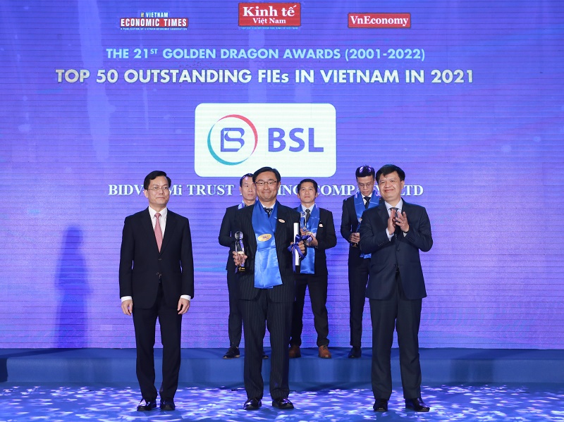 Ông Takahashi Satoshi, Phó Tổng giám đốc BSL đại diện Công ty nhận giải thưởng