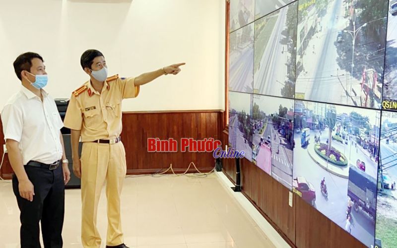 Trung tá Nguyễn Trung An, Đội trưởng Đội số 2, Phòng Cảnh sát giao thông Công an tỉnh giới thiệu hệ thống camera giám sát giao thông trên địa bàn tỉnh