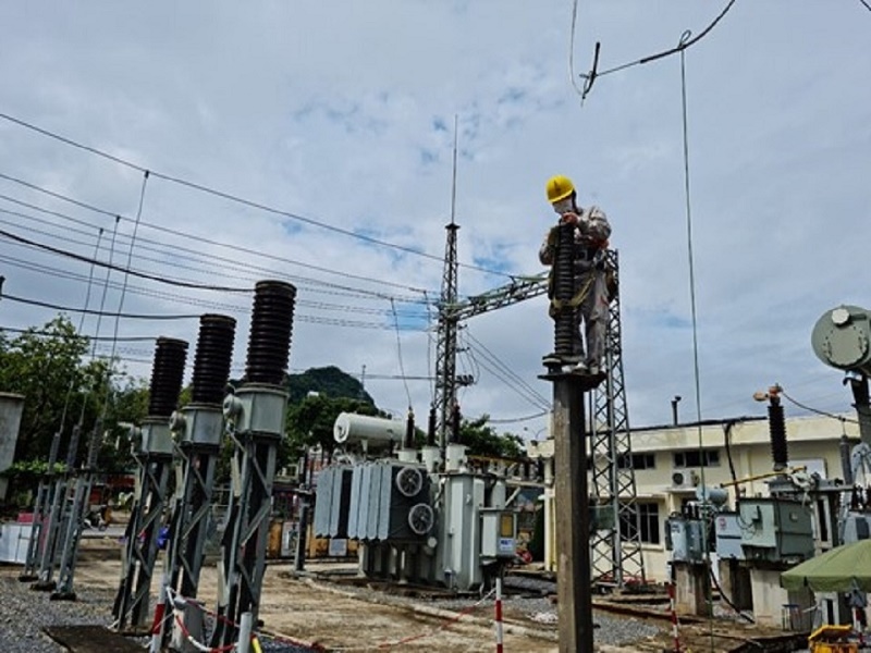 Công nhân Đội quản lý vận hành lưới điện cao thế xử lý khiếm khuyết thiết bị tại TBA 110 kV Sơn La