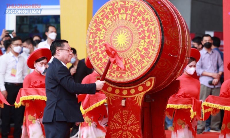 Trưởng ban Tuyên giáo Trung ương Nguyễn Trọng Nghĩa đánh trống khai mạc Hội Báo toàn quốc năm 2022.