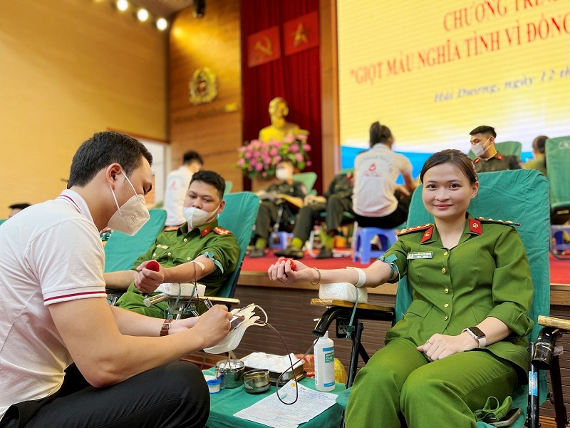 Nữ chiến sĩ Công an tỉnh Hải Dương tham gia hiến máu tình nguyện.