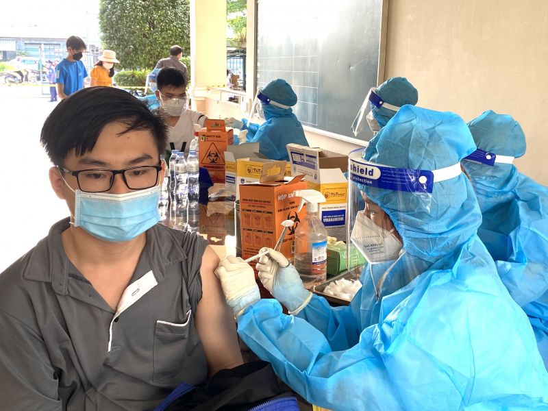 Lực lượng y tế tiêm vắc xin cho trẻ từ 12 - 17 tuổi tại thị xã Tân Uyên