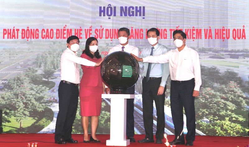Các đại biểu thực hiện nghi thức phát động cao điểm hè về sử dụng năng lượng tiết kiệm và hiệu quả năm 2022 tại Hà Nội