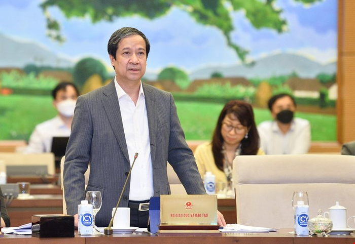 Bộ trưởng Bộ Giáo dục và Đào tạo Nguyễn Kim Sơn phát biểu tại phiên họp. Ảnh: VPQH