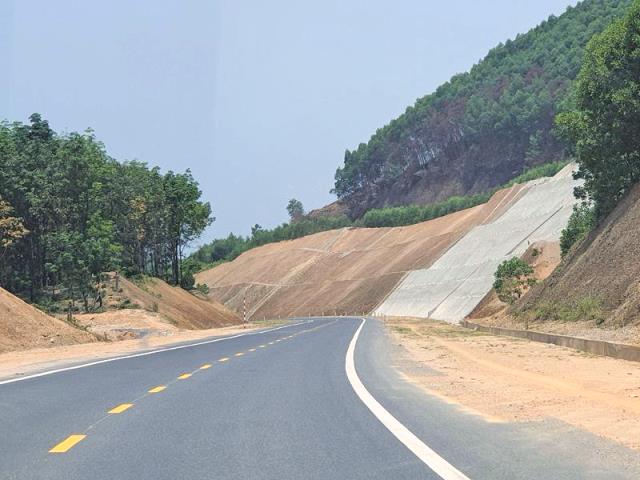 Đường cao tốc La Sơn - Túy Loan.