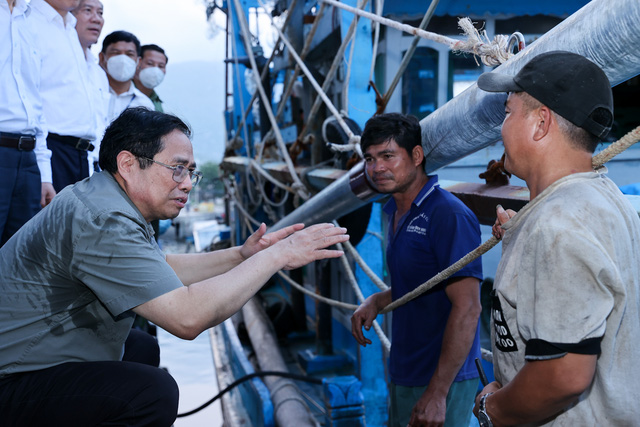Nhiều ngư dân tại cảng cá Cà Ná bất ngờ và vui mừng khi được Thủ tướng trò chuyện, động viên. Ảnh: VGP/Nhật Bắc