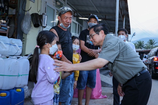 Thủ tướng đề nghị bà con tích cực tham gia tiêm chủng vaccine phòng COVID-19 và đưa các cháu từ 5 tuổi đến dưới 12 tuổi đi tiêm chủng theo hướng dẫn của Bộ Y tế. Ảnh: VGP/Nhật Bắc