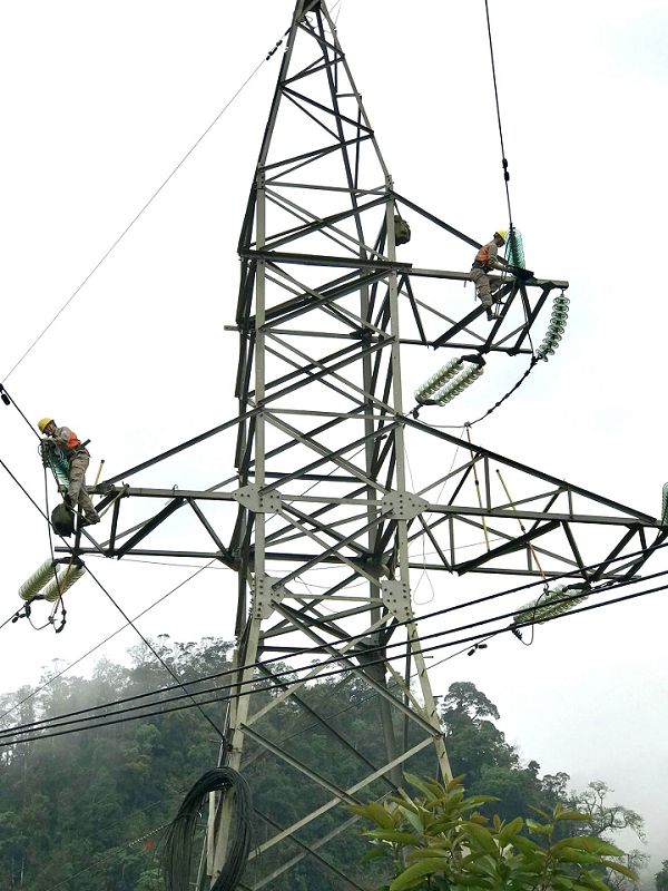 Công nhân Đội Quản lý vận hành lưới điện cao thế Hòa Bình vệ sinh các chuỗi cách điện trên đường dây