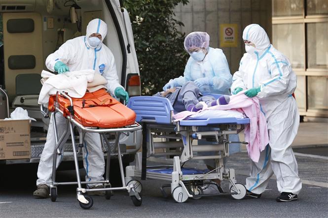 Nhân viên y tế chuyển bệnh nhân Covid-19 vào bệnh viện ở Tokyo, Nhật Bản ngày 01/02/2022 (Ảnh: Kyodo/TTXVN)