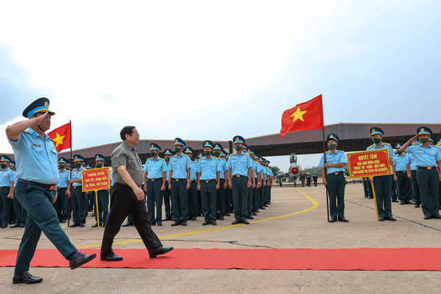 Cán bộ, chiến sĩ Trung đoàn Không quân 937 vinh dự đón Thủ tướng Phạm Minh Chính đến thăm, động viên, kiểm tra công tác huấn luyện, sẵn sàng chiến đấu. Ảnh: VGP/Nhật Bắc