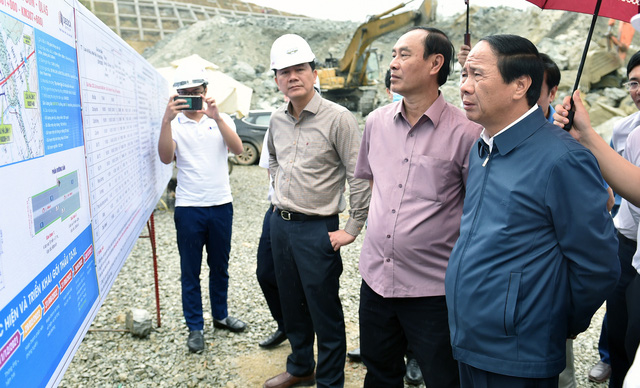 Phó Thủ tướng ngheo báo cáo tiến độ thi công gói thầu 12-XL, thuộc dự án cao tốc Mai Sơn – Quốc lộ 45 - Ảnh VGP/Đức Tuân